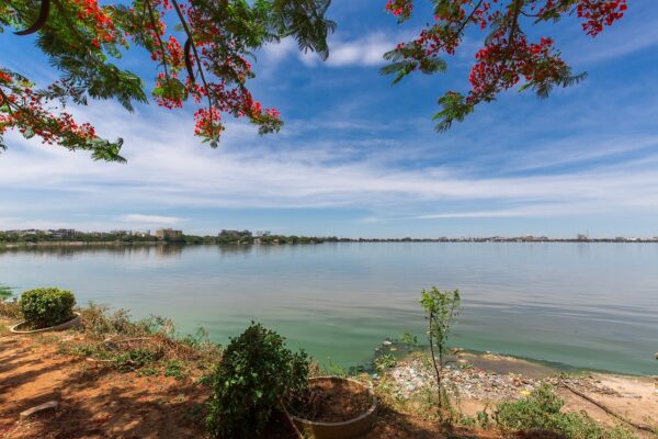 hyderabad tank bund, lake, blue sky-4976030.jpg