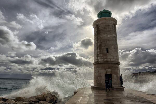 lighthouse, crashing waves, tower-1118474.jpg