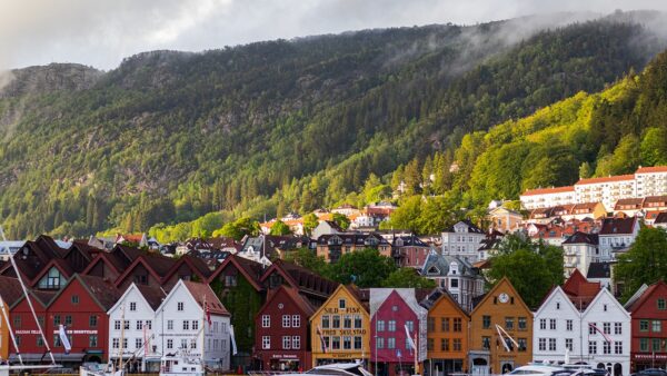 norway, mountains, houses-4252178.jpg