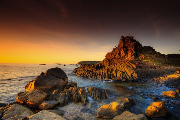 sea, rocky coast, cliffs-3039586.jpg